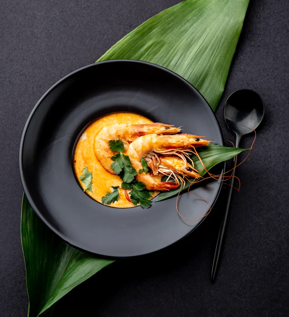 A velvety shrimp bisque made with homemade shrimp stock, caramelised onions, bell peppers and chili. A deeply flavourful European prawn soup, simply made.
