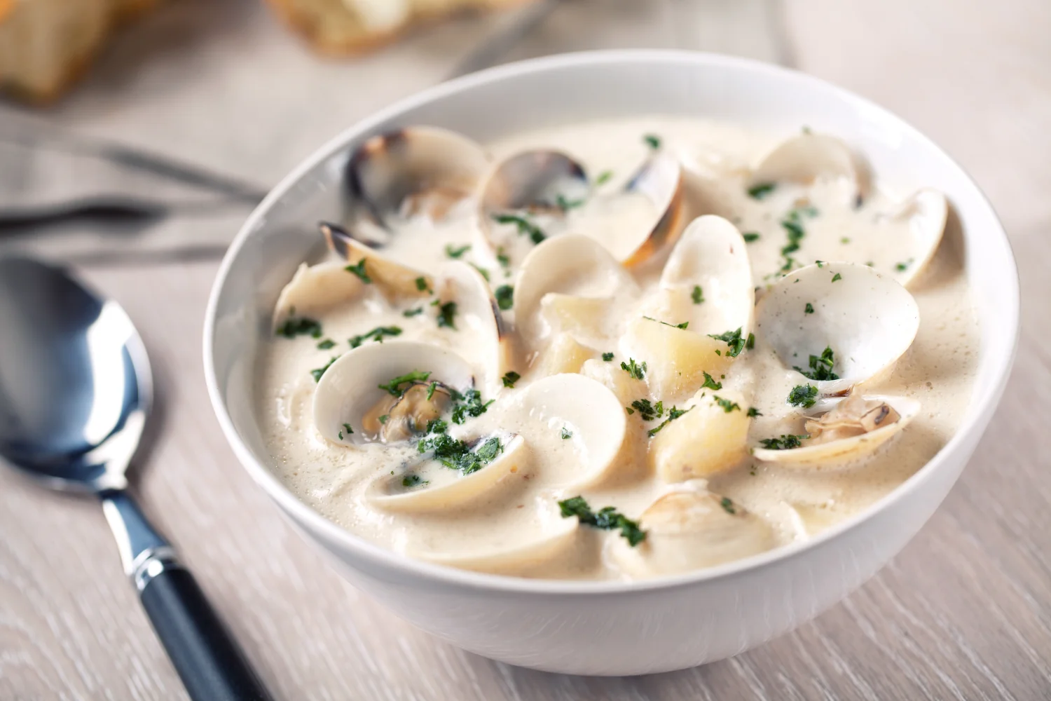 Gourmet Rouge - European Cuisine - Fish Chowder, Clam Chowder, Seafood Soup, Comfort Food, Potato Soup, Creamy Soup, Easy Seafood Recipes, Winter Warming, Fish Recipes, Homemade Chowder